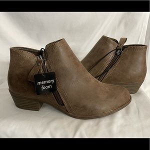 Women’s ankle booties. Tan. Arizona. Size 8M. Never worn. NWT.